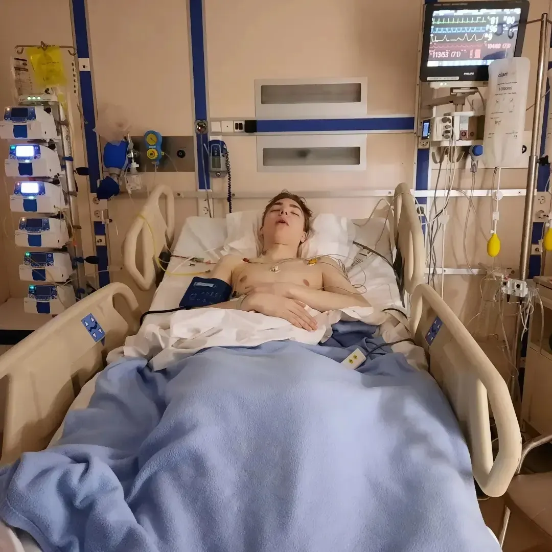 Niek slapend in een ziekenhuisbed, omringd door bewakingsapparatuur