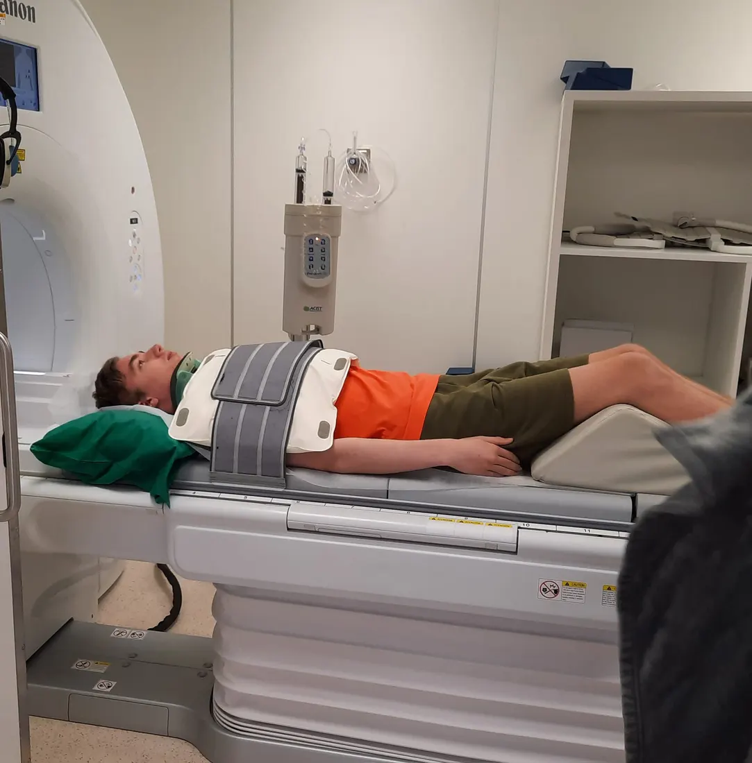 Niek ligt op de tafel van een scanner in het ziekenhuis