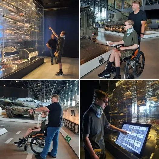 Niek in zijn rolstoel tussen de voertuigen en vitrines van het Nationaal Militair Museum